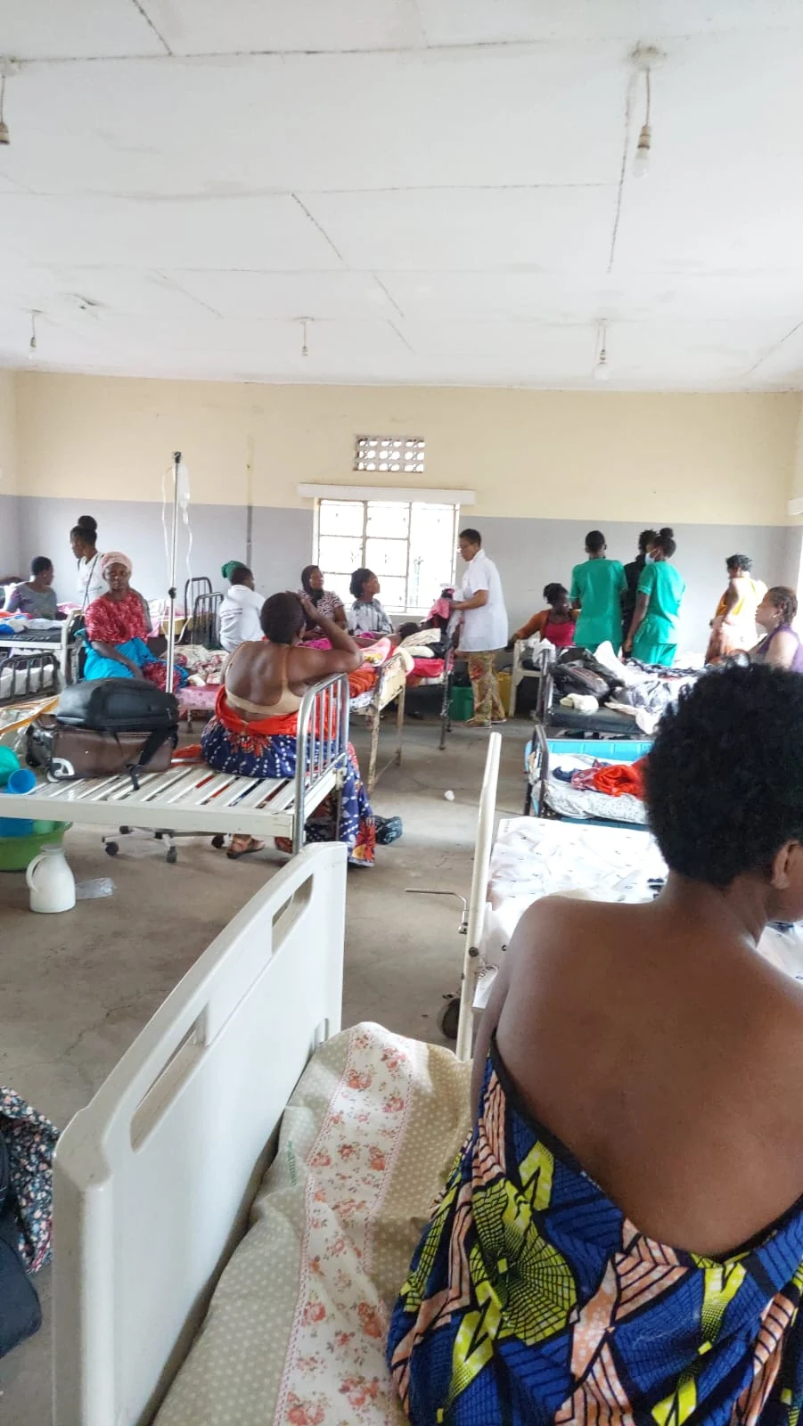 Vue d’une salle de l’hôpital avec les lits, les enfants et les adultes présents.